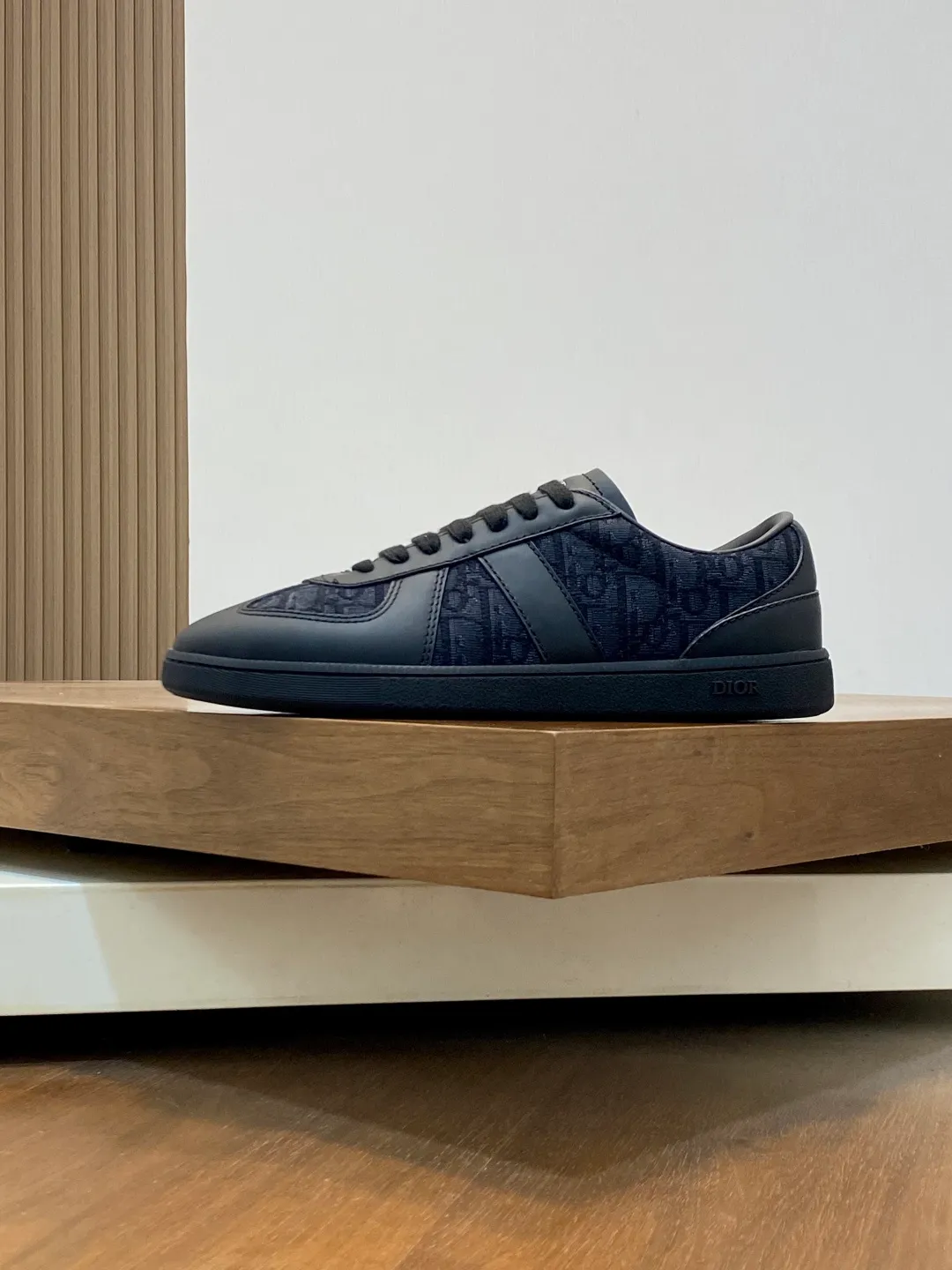 Men's Men's Shoes 💰400【New Style】🍿🍿𝐃𝐢𝐨* — Dior. Dior's new casual sneakers define your fashionable pace. They boldly use innovative technological fabrics to create a futuristic silhouette. The light and breathable mesh material, combined with the unique texture coating process, presents a refreshing visual effect, as if it is a fashion item from the future world. Whether paired with casual outfits or mixed with formal looks, the Dio* D-Sketch sneakers are effortless and add a touch of futuristic style to your overall look. From the streets to the catwalk, it is your indispensable fashion tool. The upper is made of high-tech mesh material, which is light and breathable and fits your feet like a second skin, keeping you dry and comfortable even in the hot summer. The delicate mesh structure gives the shoes a unique visual effect and displays a futuristic aesthetic. Code number: 39-44 (38, 45 customized)